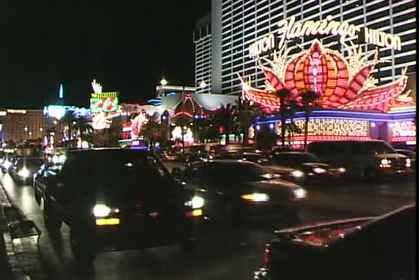 Flamingo hotel met neon teken in Las Vegas — Stockvideo