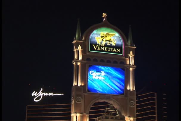 Venezianisches Hotel mit Leuchtreklamen in Las Vegas — Stockvideo