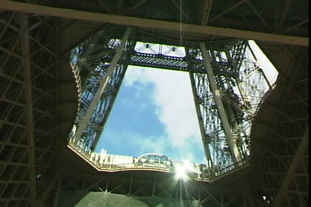 Torre Eiffel en París — Vídeo de stock