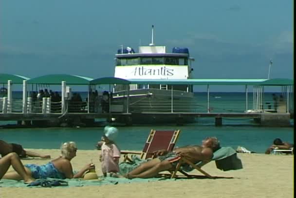 Waikiki Beach på Hawaii — Stockvideo