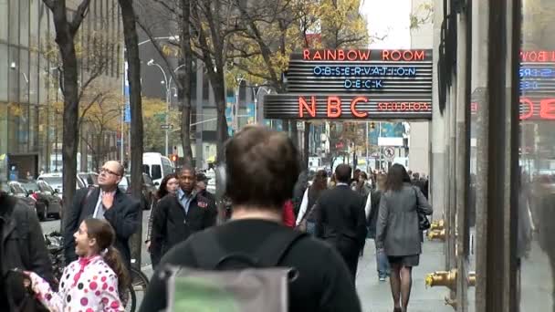50th Street New York'ta üzerinde yürüyen insanlar — Stok video
