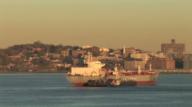 New York'ta yük gemisi