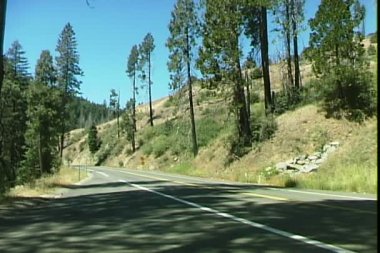 Dağ yolda araba sürmek