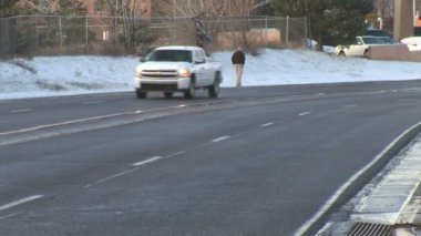 Karlı şehirde kış trafik