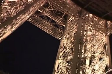gece Paris'te Eyfel Kulesi