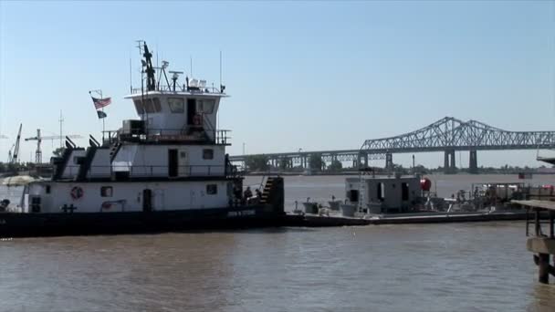 Barge swims in New Orleans — Stock Video