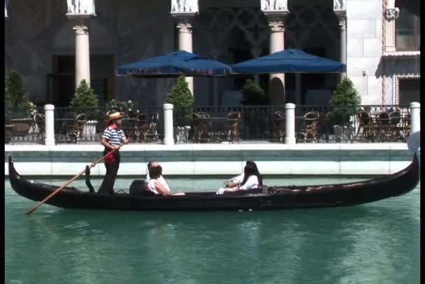 Paseos en góndola veneciana en Las Vegas — Vídeo de stock