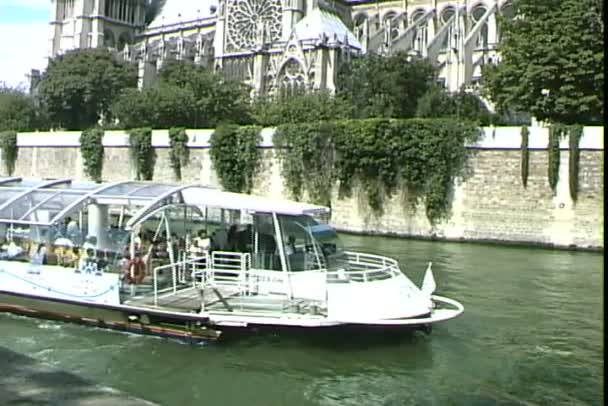 Siene River ved Notre Dame de Paris-katedralen – stockvideo