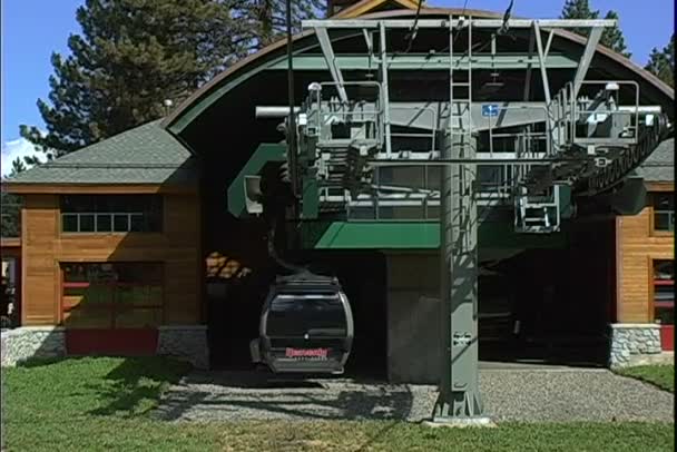 Straßenbahn kommt im Himmelstal an — Stockvideo