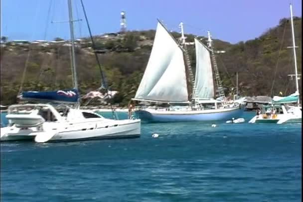 Barca in avvicinamento all'isola di Mustique — Video Stock