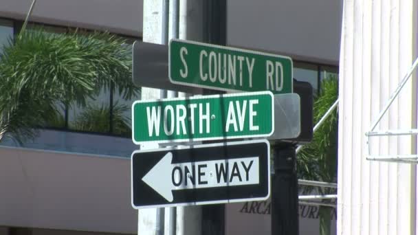 Worth Avenue, és S megyei közúti jelek — Stock videók