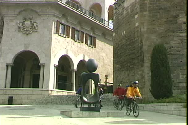 Biciclistas andando na rua em Malta Filmagem De Stock