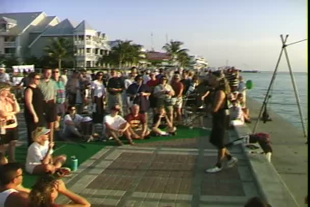 Malabarista com multidão na cidade da Flórida Vídeo De Stock
