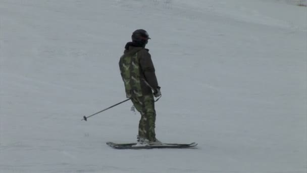 Skifahrer im Wintersportort — Stockvideo