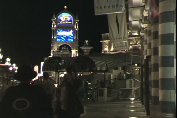 Κυκλοφορίας κοντά στο βενετσιάνικο ξενοδοχείο στο Λας Βέγκας — Αρχείο Βίντεο
