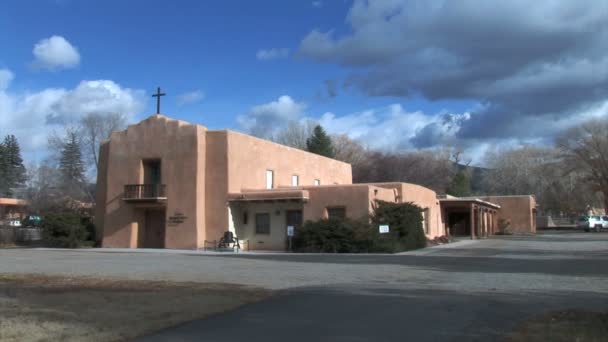 Kerk in Taos stad — Stockvideo