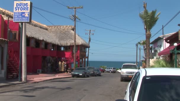 Street in Mexican city near ocean — ストック動画