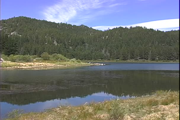 Vista dos pescadores na costa do Lago Tahoe — Vídeo de Stock