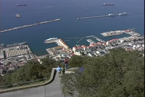 Turisti su roccia a Gibilterra — Video Stock
