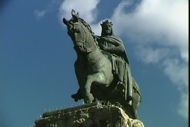 Estatua de caballero en el cielo fondo — Vídeo de stock