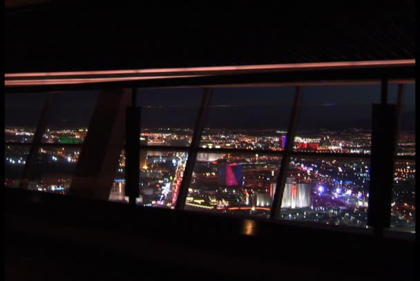 Visa på Las Vegas från glas restaurang på natten — Stockvideo