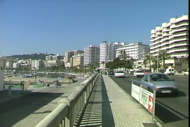 Paseo Marítimo à beira-mar com hotéis — Vídeo de Stock