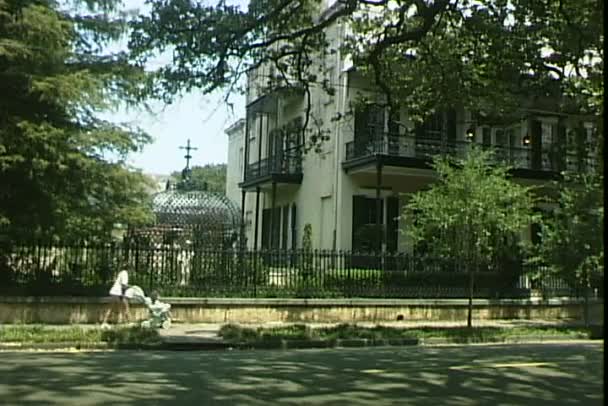 Trafik i Garden District i New Orleans — Stockvideo