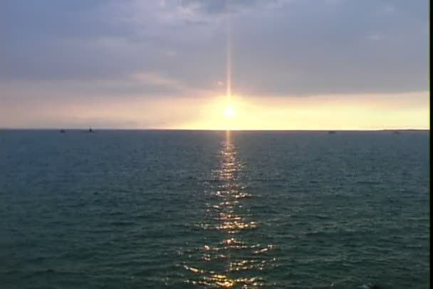 Widok na morze o zachodzie słońca od dzielnicy Kona — Wideo stockowe