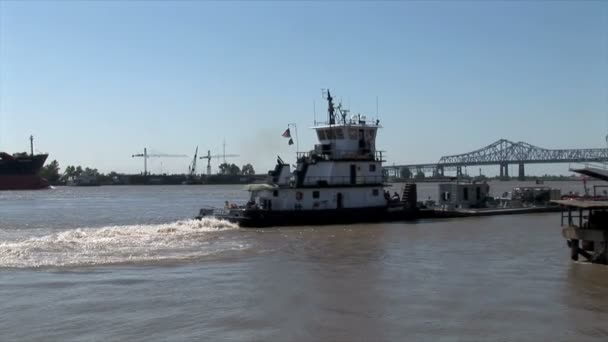 Barge swims in New Orleans — Stock Video