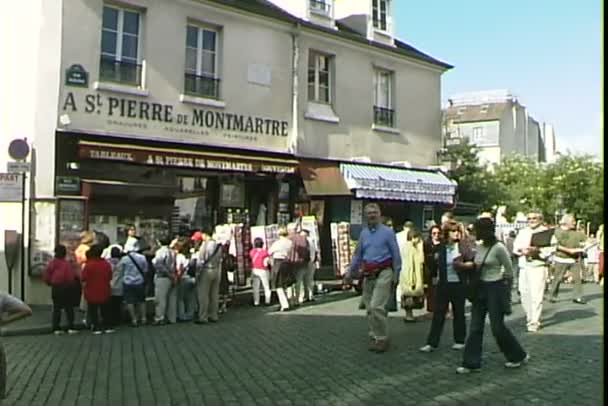Λόφο της Μονμάρτρης με τουρίστες στο Παρίσι — Αρχείο Βίντεο