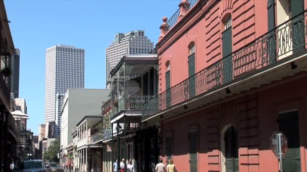 Balcones de hierro forjado en edificios — Vídeo de stock