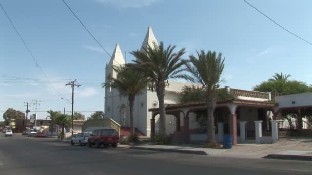 Kirche auf der Straße in mexikanischer Stadt — Stockvideo