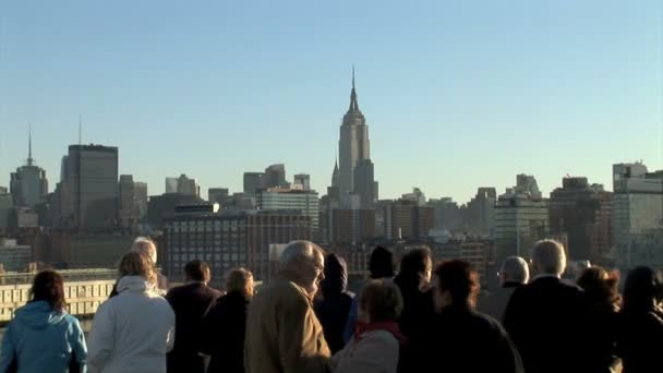 Pessoas olhando para Empire State Building — Vídeo de Stock