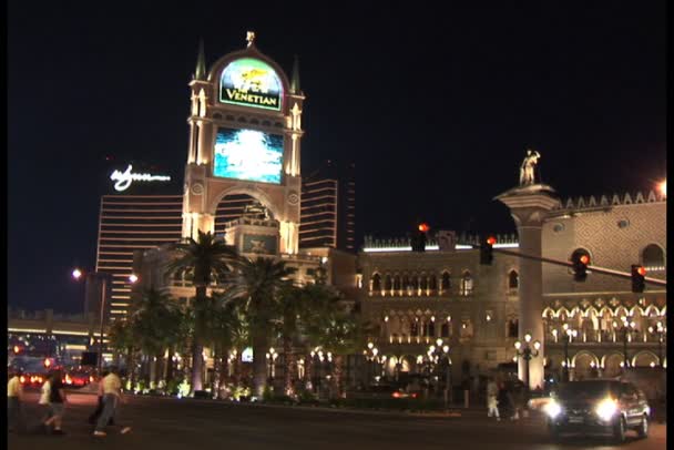 Verkeer in de buurt van Venetiaanse hotel in Las Vegas — Stockvideo