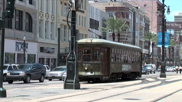 St. Charles Avenue dengan troli di New Orleans — Stok Video