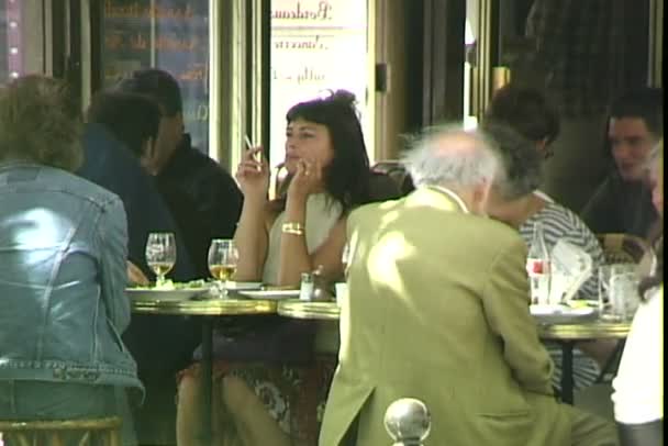 Emberek a párizsi kávézó — Stock videók