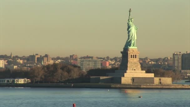 Estatuto de la Libertad en la ciudad de Nueva York — Vídeo de stock