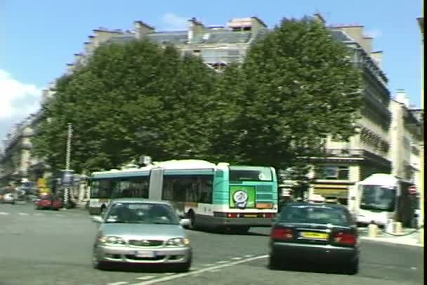 Opera house dengan lalu lintas kota di Paris — Stok Video