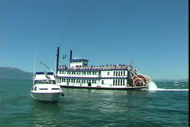 MS Dixie barco en el lago — Vídeos de Stock