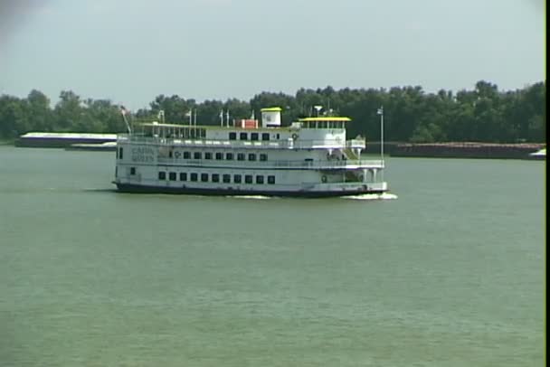 Barco nada en el río Mississippi — Vídeos de Stock