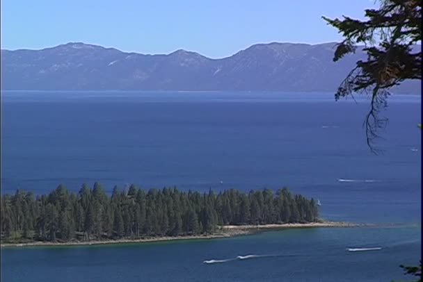 Speedboten zwemt op Lake Tahoe — Stockvideo