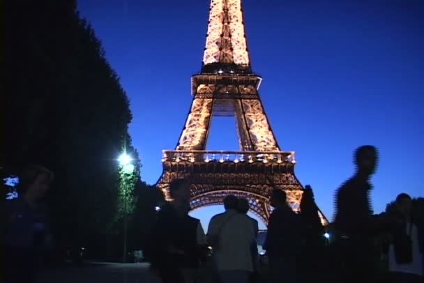 Menara Eiffel di Paris pada malam hari — Stok Video