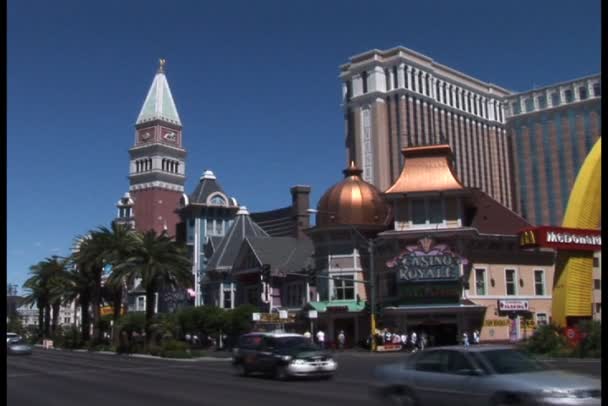 在拉斯维加斯举行的皇家赌场附近交通 — 图库视频影像