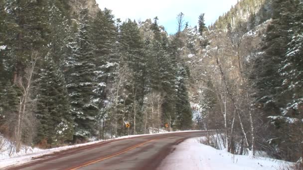 Снежная дорога в зимних горах — стоковое видео