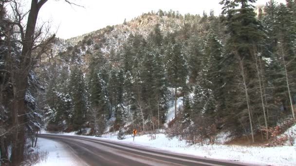 Snowy Mountain Road en las montañas — Vídeo de stock