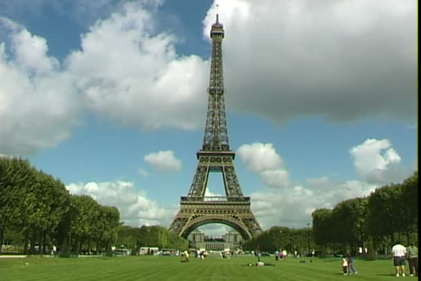 Eiffeltårnet i Paris – stockvideo