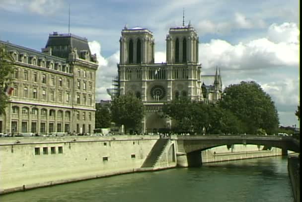 Fiume Siene nella cattedrale di Notre Dame de Paris — Video Stock