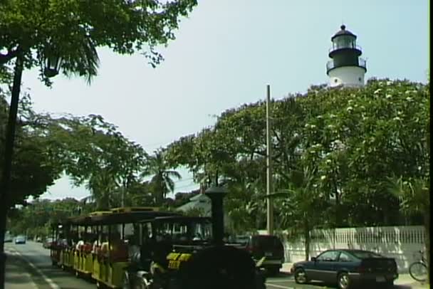 Tren de la concha en el faro — Vídeo de stock