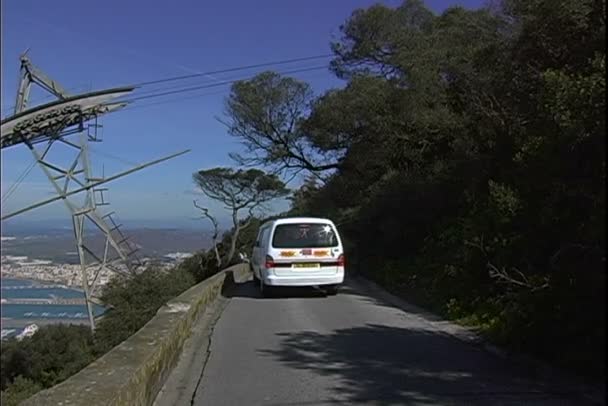 Paseos en autobús por carretera de montaña en Gibraltar — Vídeos de Stock