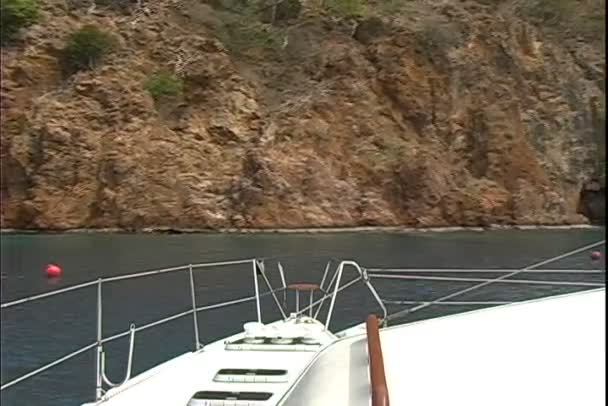 Yacht swims in sea near caves — Stock Video